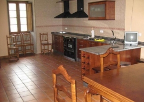 Cocina comedor con horno y mesa de madera