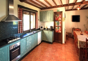 Amplia cocina con gran mesa de comedor de la casa rural