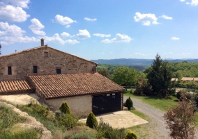 Exteriores de la casa, rodeada de naturaleza