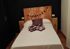 Cabecero de madera con motivo decorativo
