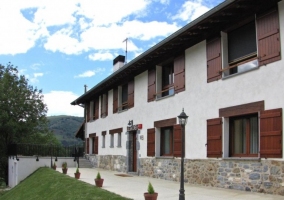 Barbacoa junto a las mesas de jardín