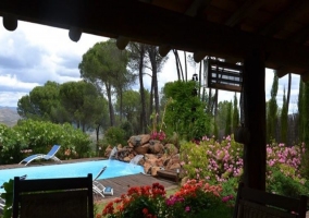 Porche cubierto junto a la piscina