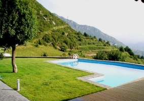 Piscina con vistas al monte