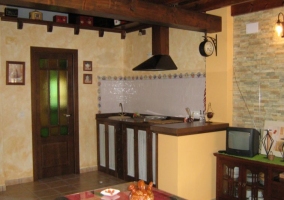 Sala de estar con la chimenea y mecedora