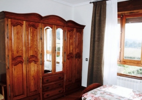 Armario de madera con espejo