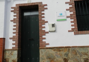 Acceso a la casa con ventanas