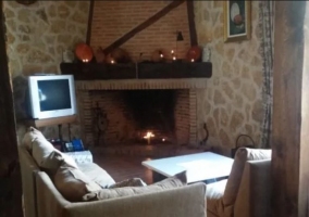 Sala de estar con la chimenea en esquina