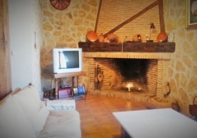 Sala de estar con la chimenea en esquina