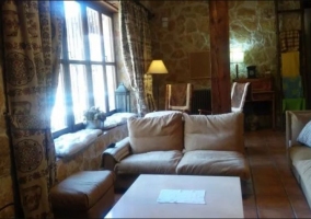 Sala de estar con todas las comodidades y ventanal