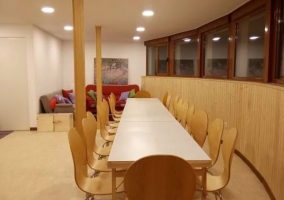 Sala de ocio con detalles en madera