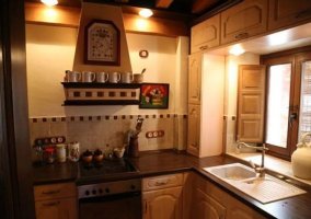 Cocina de la casa con armarios de madera