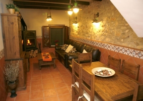 Sala de estar con chimenea