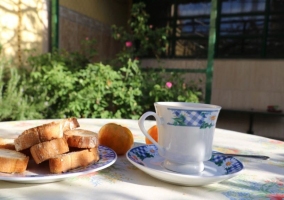 Vistas de nuestra terraza con la mesa puesta