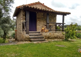 Acceso a la casa rodeada de naturaleza