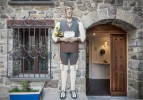 Entrada a la casa con detalle en el exterior