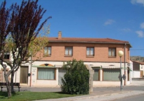 Entrada de la casa con muebles y escaleras