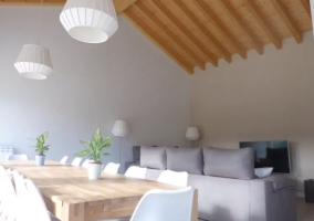 Gran mesa de madera con sillas blancas