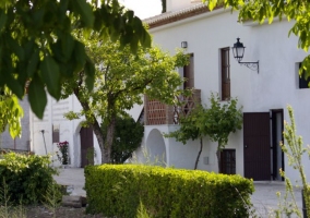 Vista exterior de la fachada y plantas del patio