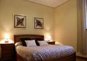 Dormitorio con cama de matrimonio