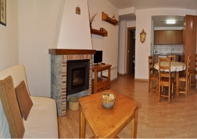 Restaurante con mesas de madera