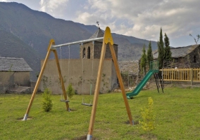 Restaurante con mesas de madera