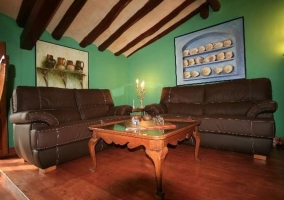 Sala con biblioteca techo de madera con vigas