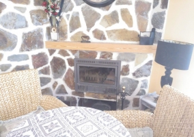 salón con tele y chimenea