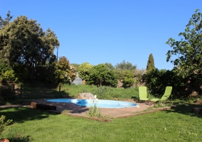 Fachada y jardines