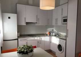 Cocina comedor de la casa en naranja y blanco