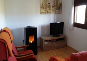 Sala de estar con la estufa