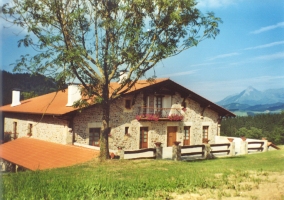 La casa nevada con montañas