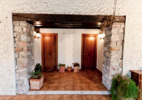 Sala de estar con lateral en rojo y ventana