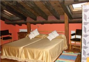 Dormitorio con cama matrimonial de la casa rural