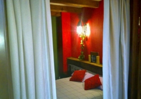 Dormitorio abuhardillado con dos camas juntas