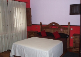 Dormitorio con cama matrimonial de la casa rural segoviana