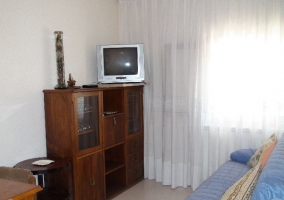 Dormitorio con ventana