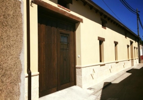 Acceso a la casa con la puerta de madera