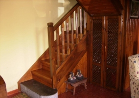 Sala de estar con sillones y mueble de madera en el frente