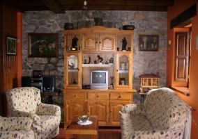 Cocina de la casa con la mesa de comedor en el centro