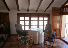 Sala de estar y comedor con la chimenea y un televisor