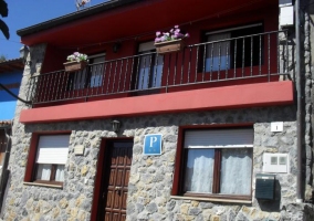 Acceso a la casa con balcones