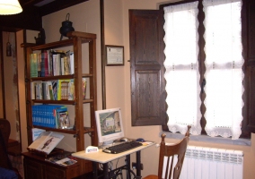 Sala de estar de la casa con escaleras de madera a un lado