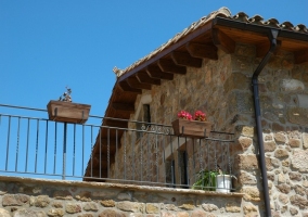 cama de matrimonio con ventana pequeña