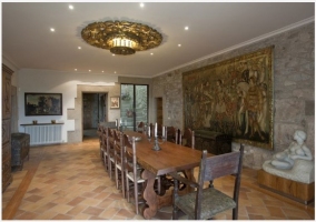 Cocina con vistas al exterior y acceso al comedor de la casa rural