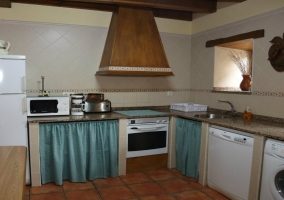 Comedor en la sala de estar de la casa con mesa y sillas