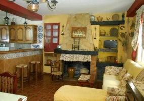 Sala de estar con la chimenea y los sillones al lado