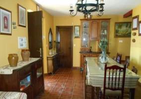 Sala de estar con la mesa de comedor y un centro