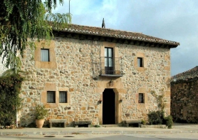 Fachada de piedra. Vista frontal