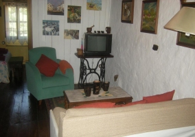 Sala de estar con paredes en piedra y tele