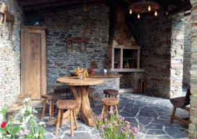 Cocina con mesa de comedor en el centro junto a los sillones